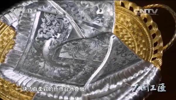 【大國工匠】孟劍鋒:銀箔亂真于絲巾 依古法百萬次鏨擊而成