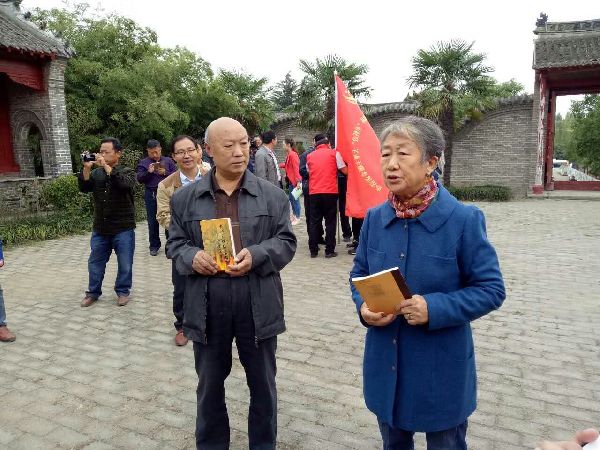 【網(wǎng)絡(luò)媒體走轉(zhuǎn)改】河南南召:36米長畫卷憶長征 烈士后人思紅軍