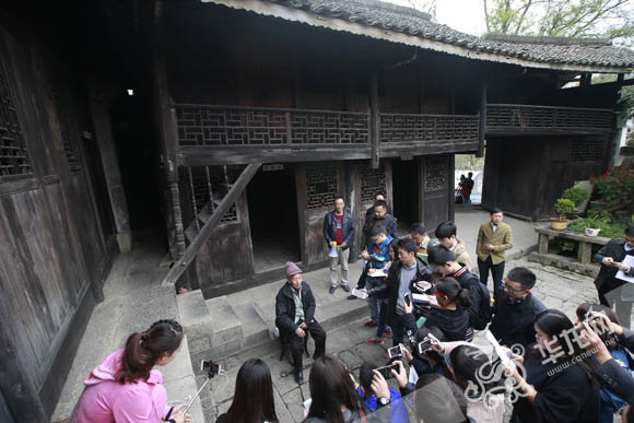 ���W(w��ng)�j(lu��)ý�w���D(zhu��n)�ġ��tɫ�υ^(q��)��������ʾ������ �ؑc���(y��ng)�������ɫ�����N(xi��o)·��