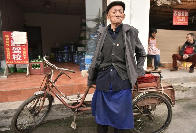 八旬“零食爺爺”7年不舍吃穿 為環(huán)衛(wèi)工送食物 八旬“零食爺爺”7年不舍吃穿 為環(huán)衛(wèi)工送食物