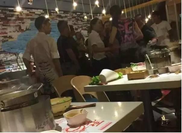 溫州火鍋店開水澆頭案宣判:服務(wù)員獲刑22個月