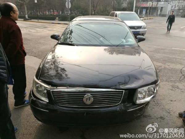 協(xié)警所駕駛的無牌別克小轎車。@秦風(fēng)新聞 圖