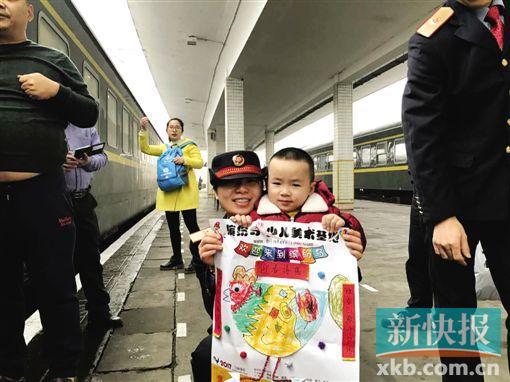 春運(yùn)列車停站4分鐘 女列車員與兒子站臺(tái)擁抱團(tuán)聚