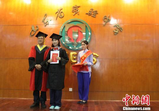山東一中學80名畢業(yè)生收367封海外大學錄取通知書