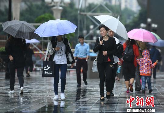重慶連日陰雨天氣溫陡降至18℃