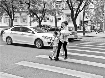開車遇斑馬線會禮讓行人嗎?司機:讓別人也是讓自己