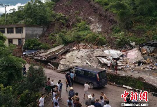 四川天全發(fā)生山體垮塌損毀農房致4人被埋3人獲救1人死亡