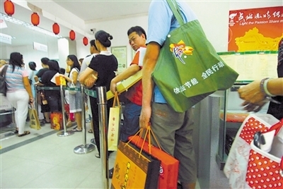 排隊(duì)郵寄月餅.jpg