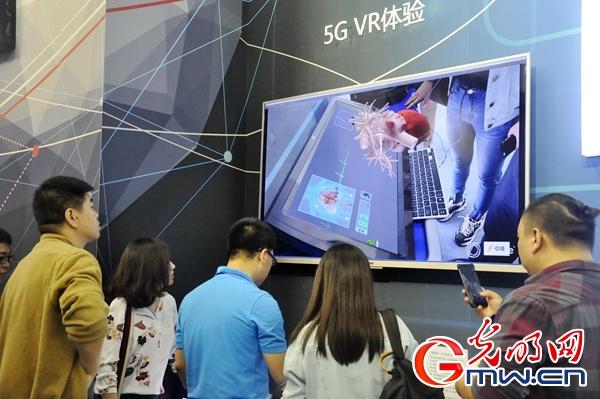 【砥礪奮進的五年 大型成就展】短視頻丨5G改變的不止網(wǎng)速 更驅(qū)動萬物互聯(lián)走向現(xiàn)實
