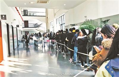 中戲推明星同款羽絨服滋生黃牛個別學(xué)生加價千元