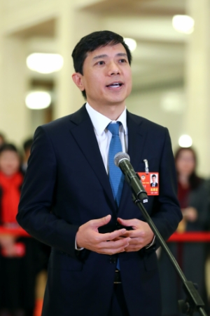 (1)全國政協(xié)委員接受采訪