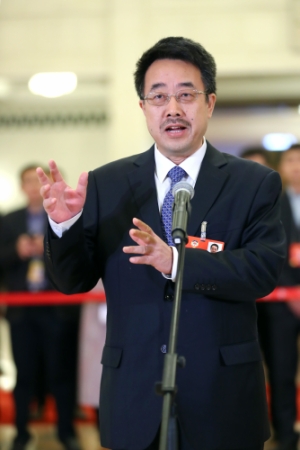 (2)全國政協(xié)委員接受采訪