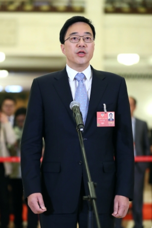 (3)全國政協(xié)委員接受采訪