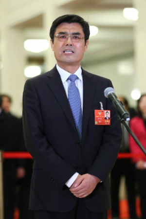 (4)全國政協(xié)委員接受采訪