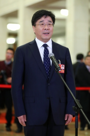 (7)全國政協(xié)委員接受采訪