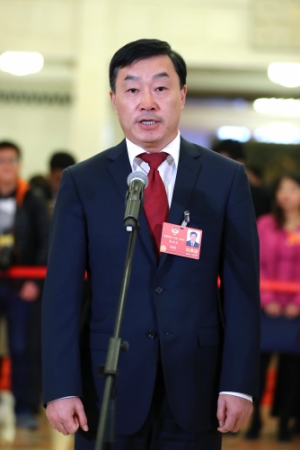 (9)全國政協(xié)委員接受采訪