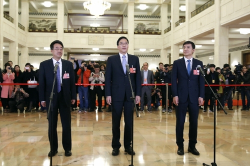 (11)全國政協(xié)委員接受采訪