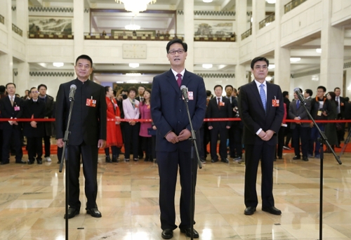 (13)全國政協(xié)委員接受采訪