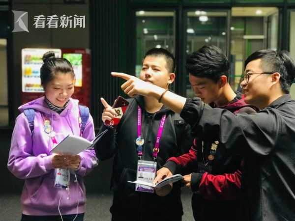 上海健康醫(yī)學(xué)院志愿者在研究地圖