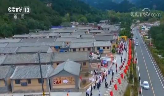慶祝中華人民共和國(guó)成立70周年大型成就展:小康路上一個(gè)都不能掉隊(duì)