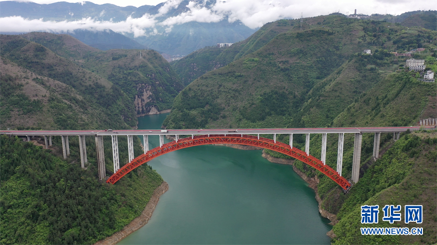 沿著高速看中國瞰三峽庫區(qū)綠水青山氣象新