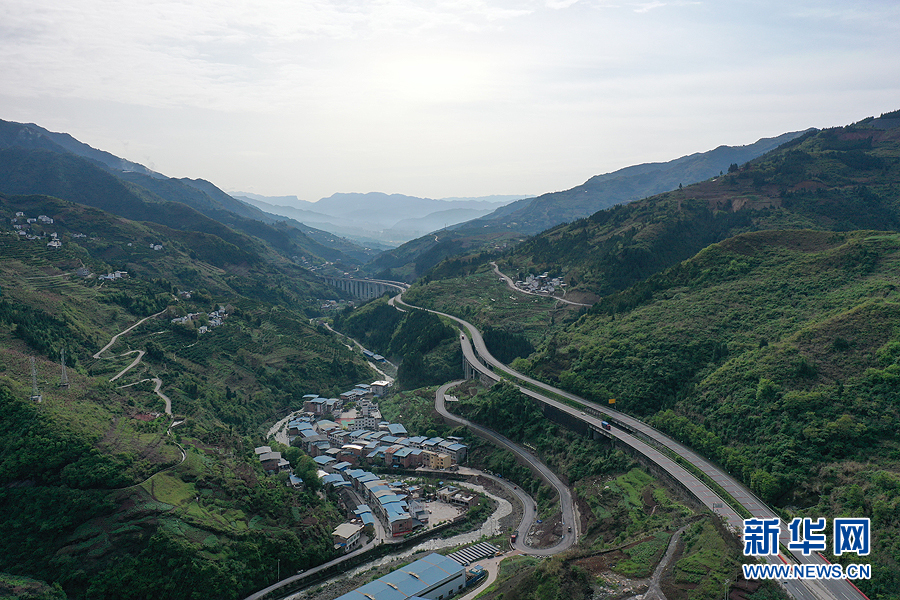 沿著高速看中國瞰三峽庫區(qū)綠水青山氣象新