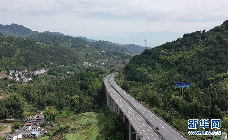 沿著高速看中國瞰三峽庫區(qū)綠水青山氣象新