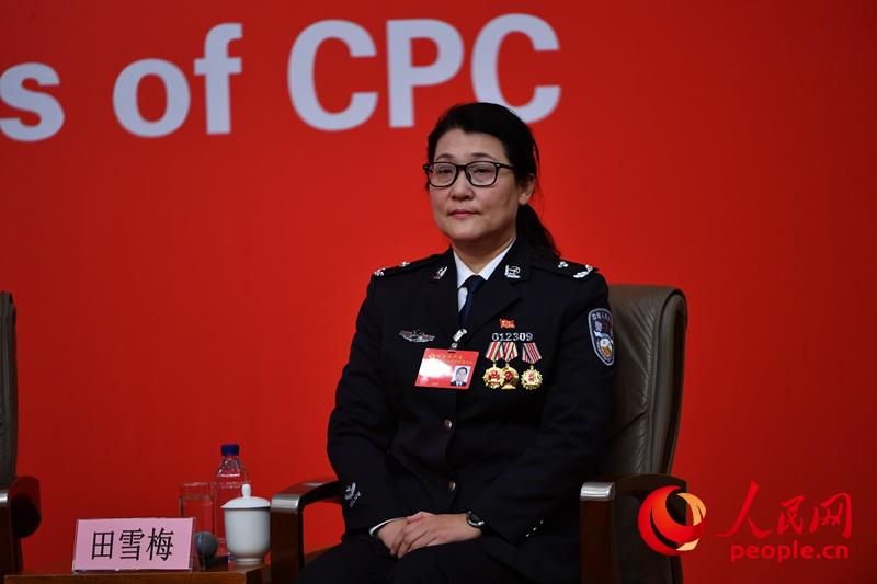田雪梅接受集體采訪(人民網(wǎng) 于凱攝)