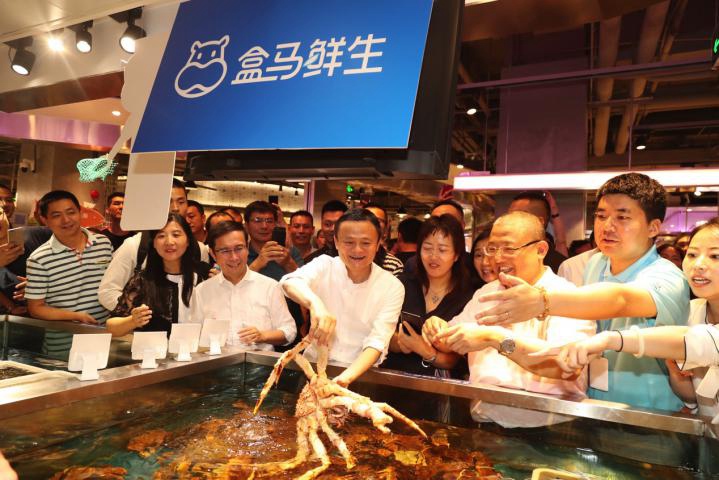 7月14日,阿里巴巴探索的新零售產(chǎn)物盒馬鮮生正式對外發(fā)布,馬云和張勇在盒馬門店體驗新零售