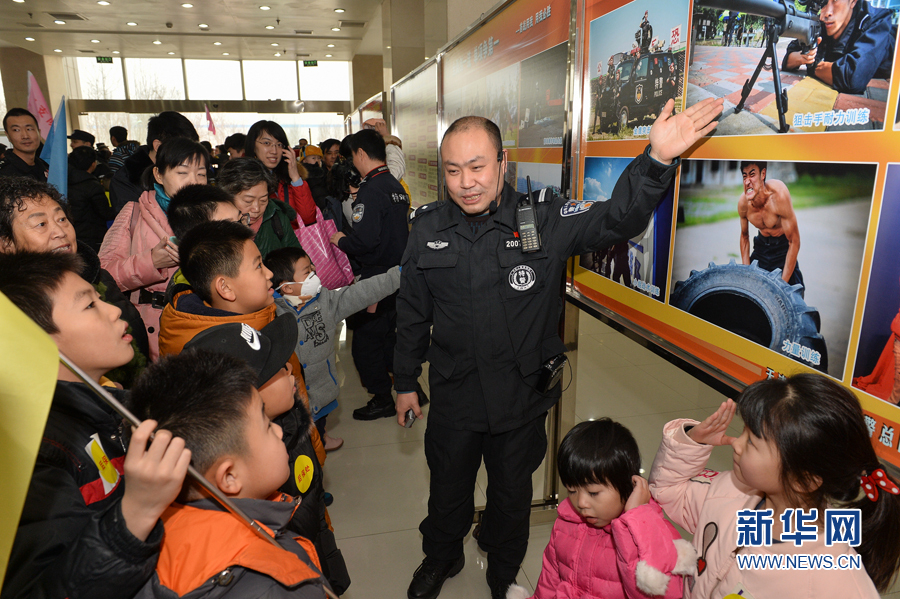 天津:特警隊(duì)員家屬進(jìn)警營(yíng) 零距離體驗(yàn)特警生活